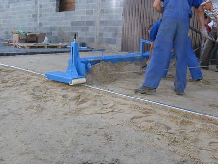 LISTWA ZGARNIAJĄCA MECHANICZNA (ŁATA PROFILUJĄCA) JAZON LM 7 M (SZEROKOŚĆ ROBOCZA 450 – 750 CM)