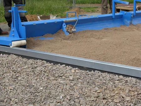 LISTWA ZGARNIAJĄCA MECHANICZNA (ŁATA PROFILUJĄCA) JAZON LM 7 M (SZEROKOŚĆ ROBOCZA 450 – 750 CM)