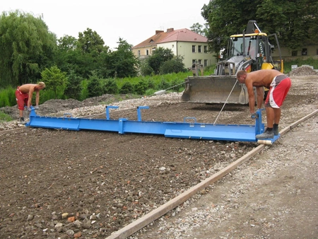 LISTWA ZGARNIAJĄCA MECHANICZNA (ŁATA PROFILUJĄCA) JAZON LM 7 M (SZEROKOŚĆ ROBOCZA 450 – 750 CM)